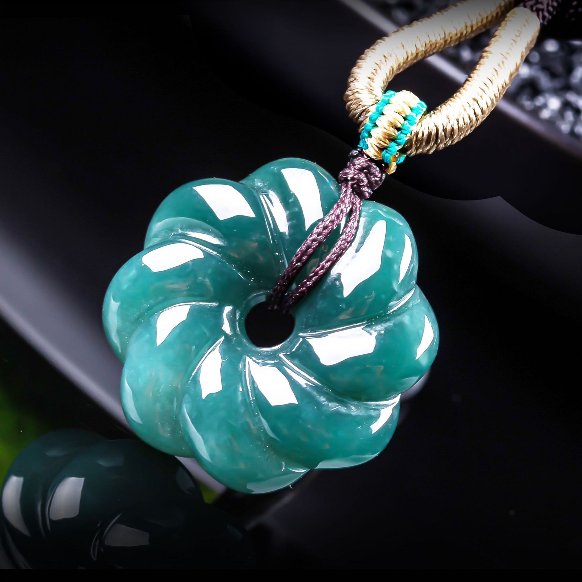 Jewelry & Watches Spółka Z Ograniczoną Odpowiedzialnością - قلادة زهرة من اليشم البورمي الطبيعي،