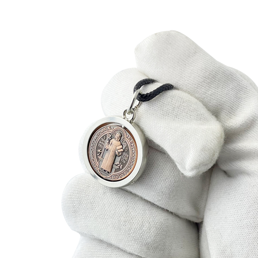 Jewelry & Watches Spółka Z Ograniczoną Odpowiedzialnością - قلادة جديدة بتميمة القديس بينيديكت، صليب