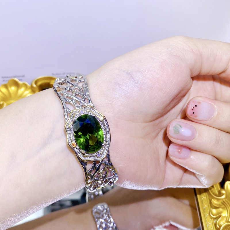 Used Jewelry Watches - طقم قلادة وأقراط وخاتم وسوار بتصميم