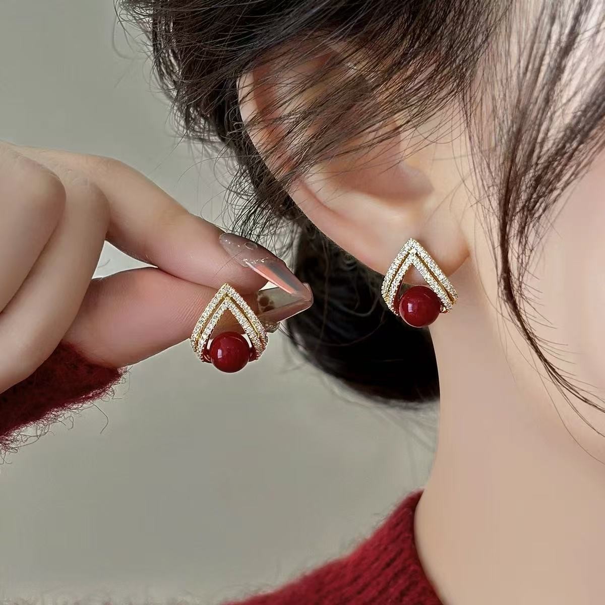 أقراط لؤلؤية حمراء نبيذية على  - مراجعة Pearl Stud Earrings وسعره
