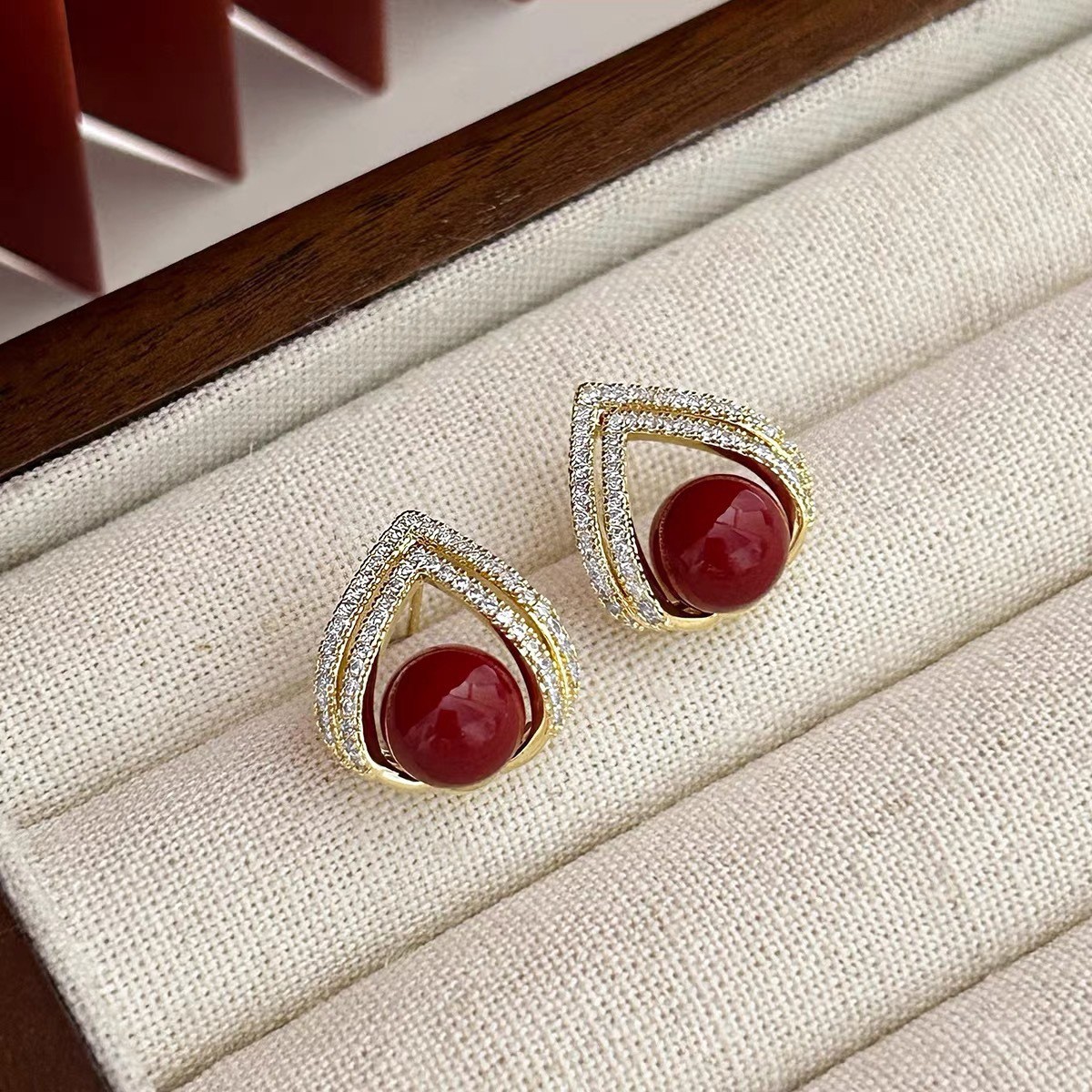 أقراط لؤلؤية حمراء نبيذية على  - مراجعة Pearl Stud Earrings وسعره